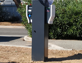 Borne électrique lors de son installation aux Marines de Gassin