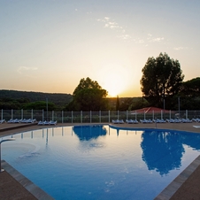 Vue sur la piscine le soir