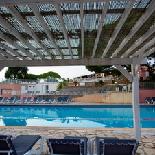 Piscine et transats du camping