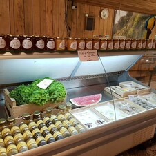 Stand de fromage du magasin dans la forêt