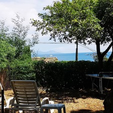 terrasse et jardinet avec vue sur le golfe