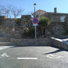 Place handicapée sur la place Léon Martel https://gassin.eu