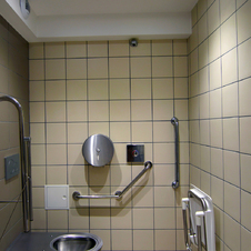 Toilettes publiques de l'Aire de Loisirs à Gassin -  https://gassin.eu