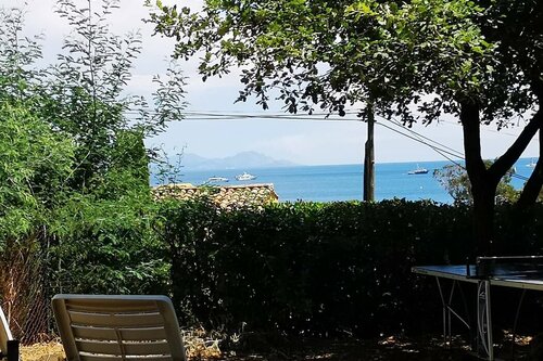 terrasse et jardinet avec vue sur le golfe