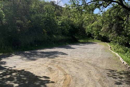 Places de stationnement derrière le cimetière