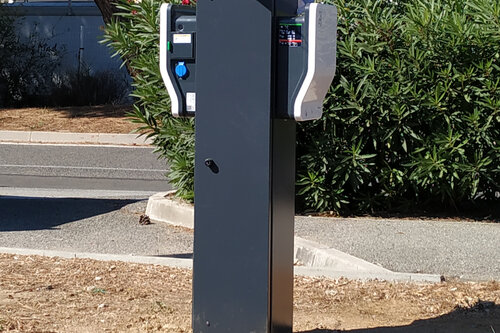 Borne électrique lors de son installation aux Marines de Gassin